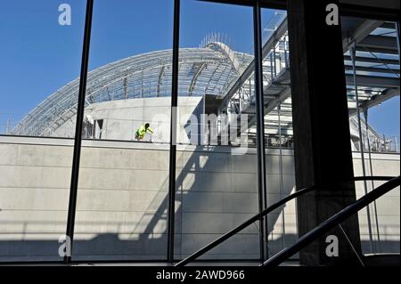 Los Angeles, California, Stati Uniti. 08th Feb 2020. Lavoratore sul Sphere Building presso l'Academy Museum of Motion Pictures che sta per essere completato a Los Angeles, California. 7 Febbraio 2020 Credit: Robert Landau/Alamy Live News Foto Stock