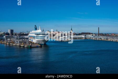 23 aprile 2019, Tallinn, Estonia. Ad alta velocità per i passeggeri e di traghetto per auto della spedizione estone preoccupazione Tallink Silja Europa nel porto di Tallinn. Foto Stock