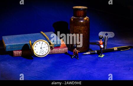 Tableau Di Antiques Su Sfondo Blu Still Life Foto Stock