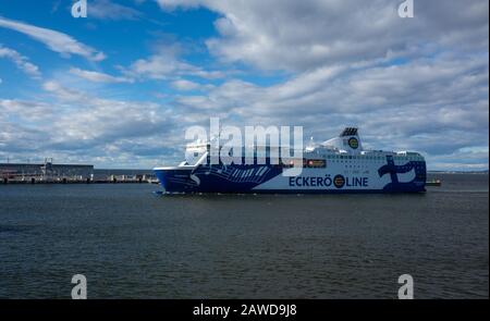 21 Aprile 2019, Tallinn, Estonia. Il traghetto ad alta velocità per passeggeri e auto del trasporto finlandese riguarda la linea Eckerš Finlandia nel porto di Tallinn. Foto Stock