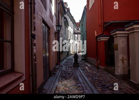 24 Aprile 2018 Riga, Lettonia. Case colorate sulla stretta strada della Città Vecchia di riga. Foto Stock