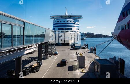 22 aprile 2019, Stoccolma, Svezia. Ad alta velocità per i passeggeri e di traghetto per auto della spedizione estone preoccupazione Tallink Silja Europa nel porto Vartahamnen in Foto Stock