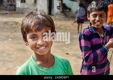 Giovane ragazzo sorridente e felice sulla strada a Kolkata. India Foto Stock