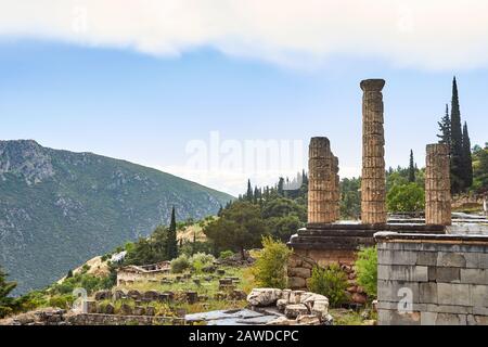 Antiche rovine di Delfi, Grecia in una giornata estiva Foto Stock