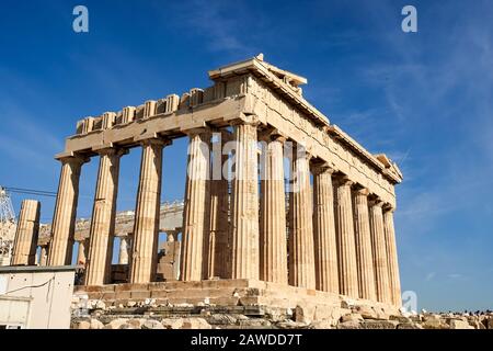 Atene, GRECIA - 2019 18 maggio: Turisti in antiche rovine Tempio del Partenone in una giornata estiva in Acropolis Grecia, Atene Foto Stock