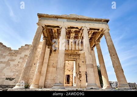 Atene, GRECIA - 2019 18 maggio: Turisti in antiche rovine Tempio del Partenone in una giornata estiva in Acropolis Grecia, Atene Foto Stock