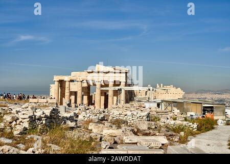 Atene, GRECIA - 2019 18 maggio: Turisti in antiche rovine Tempio del Partenone in una giornata estiva in Acropolis Grecia, Atene Foto Stock