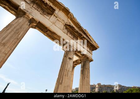 Antiche rovine Agorà romana in una giornata estiva in Acropolis Grecia, Atene Foto Stock