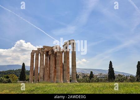 Il Tempio di Zeus Olimpio o il Olympieion o colonne di Zeus Olimpio è un monumento di Grecia e un ex tempio colossale al centro di th Foto Stock