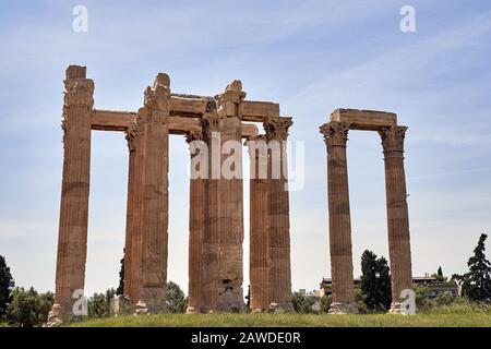 Il Tempio di Zeus Olimpio o il Olympieion o colonne di Zeus Olimpio è un monumento di Grecia e un ex tempio colossale al centro di th Foto Stock