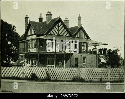 Tubercolosi infantile e infantile : patologia, prevenzione e trattamento . fig. 25.-sanatorio per i bambini consumtivi a dr. barnardo sgirls villaggio case, barkingside.. FIG. 26. SANATORIUM per bambini, STANNINGTON, NORTHUMBERLAND. J4^ TUBERCOLOSI INFANTILE E INFANTILE la Casa Nazionale dei bambini e Orphanage, che cura quasi 2.000 piccoli, e ha dodici filiali in diverse parti del paese, si occupa di un certo numero di cripli tuberculosi, andhas fatto disposizioni speciali per la loro gestione all'aria aperta (Fig. 27). Aproporzione considerevole dei bambini è di Foto Stock