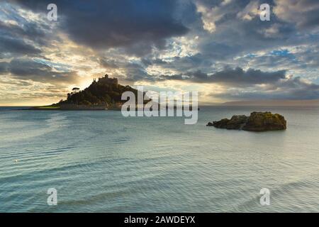 Saint Michaels Mount Island in Cornovaglia visto dalla costa a Marazion al crepuscolo Foto Stock