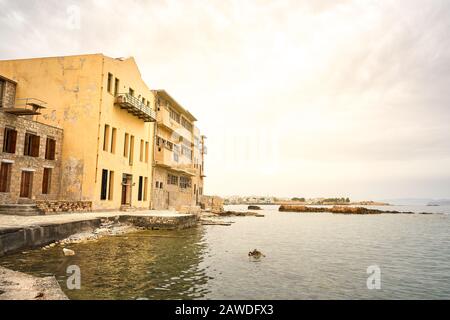 Chania, Creta, Grecia. 20 Maggio 2019. Ristorante lungo la riva del porto veneziano a Chania Creta occidentale in estate. Foto Stock