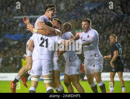 Edimburgo, Regno Unito. 08th Feb, 2020. Rugby Union - Murrayfield Stadium, Edinburgh, Scotland, UK Pic Mostre: Premature celebrazioni dal lato inglese dopo l'Inghilterra capitano Owen FarrellÕs Try è calato fuori come la Scozia ospita l'Inghilterra nel 2020 6 Nazioni Championship a Murrayfield Stadium, Edimburgo il 8th febbraio 2020. ( Credito: Ian Jacobs/Alamy Live News Foto Stock