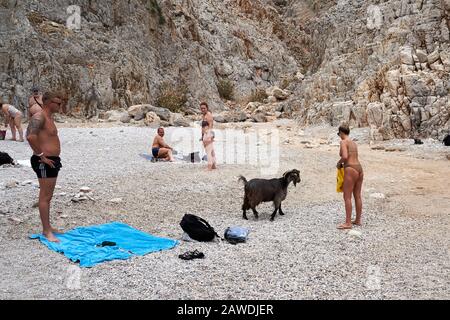 I turisti godono di litania seitana o Agiou Stefanou, la spiaggia celeste con acqua turchese. Chania, Akrotiri, Creta, Grecia, Il 23 Maggio 2019. Foto Stock