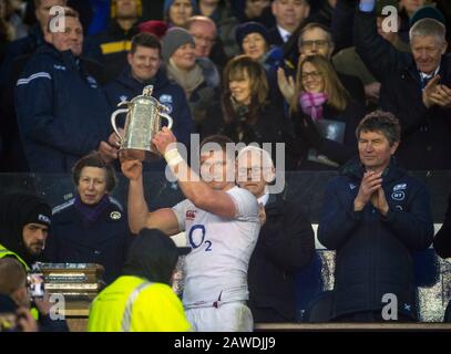 Edinburgh.Scotland, Regno Unito. 8th Feb, 2020. Edimburgo, Scozia, Regno Unito. Test Delle Sei Nazioni Guinness: Scozia Contro Inghilterra. HRH La Principessa reale guarda su come il capitano dell'Inghilterra Owen Farrell tenere in mano la tazza di Calcutta. Merito: Ian Rutherford/Alamy Live News. Foto Stock