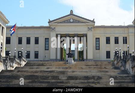 Ingresso principale al campus centrale dell'Università dell'Avana (Universidad de la Habana), fondata nel 1728 Foto Stock