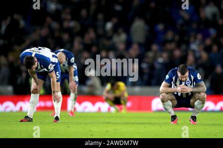 Brighton e Hove Albion's Shane Duffy (a destra) e Lewis Dunk (a sinistra) appaiono degettati dopo il fischio finale durante la partita della Premier League all'AMEX Stadium di Brighton. Foto Stock