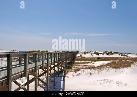 Passerella che fornisce accesso attraverso dune di sabbia alla spiaggia Foto Stock