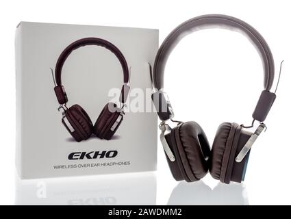 Winneconne, WI - 24 giugno 2019 : un pacchetto di cuffie Ekho wireless over ear su uno sfondo isolato Foto Stock