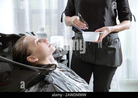 donna che ha capelli invelati mentre colorano in un salone di capelli Foto Stock