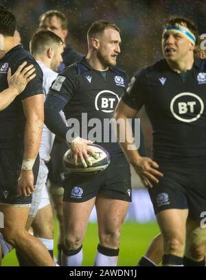 Edinburgh.Scotland, Regno Unito. 8th Feb, 2020. Edimburgo, Scozia, Regno Unito. Test Delle Sei Nazioni Guinness: Scozia Contro Inghilterra. Il capitano scozzese Stuart Hogg attende che il TMO decida dopo che EnglandÕs Owen Farrell si era toccato, ma la prova è stata inpermessa. Merito: Ian Rutherford/Alamy Live News. Foto Stock