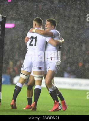 Edinburgh.Scotland, Regno Unito. 8th Feb, 2020. Test Match Di Guinness Sei Nazioni Scozia Vs Inghilterra. Engellands Owen Farrell (C) celebra con ben Earl (21) ma breve vissuto come prova è stato spermesso. Credito: Eric mccowat/Alamy Live News Foto Stock