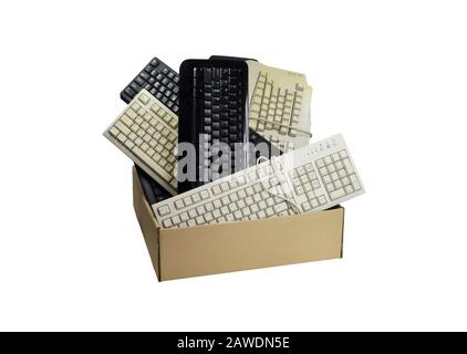 Rifiuti elettronici. Scatola di cartone riempita con tastiere usate per computer. Foto Stock