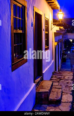 Vista notturna della storica città di Tiradentes a Minas Gerais, con le sue strade acciottolate e antiche case coloniali illuminate da lanterne Foto Stock