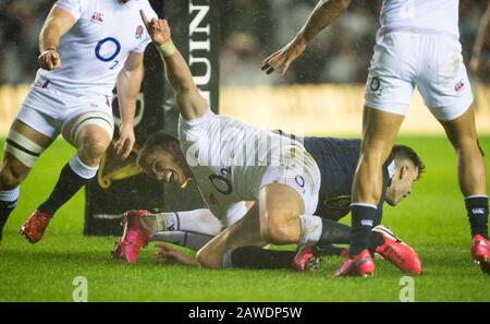 Edinburgh.Scotland, Regno Unito. 8th Feb, 2020. Edimburgo, Scozia, Regno Unito. Test Delle Sei Nazioni Guinness: Scozia Contro Inghilterra. EnglandÕs Owen Farrell celebra dopo aver toccato la palla giù sulla linea di prova, ma la prova è stata sconsentita. Merito: Ian Rutherford/Alamy Live News. Foto Stock