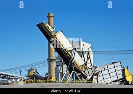 Sollevamento Idraulico Scarico Di Un Carico Del Carrello Di Trucioli Di Legno Presso La Cartiera Foto Stock