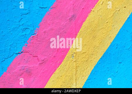 Trama astratta di intonaco e linee blu di rosa e giallo Close up. Foto Stock