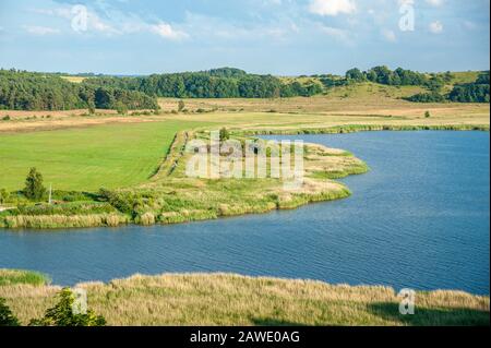 Paesaggio alla foce del canale di collegamento Baaber Bek alla baia Avendo, Baabe-Moritzdorf, Ruegen, Meclemburgo-Pomerania occidentale, Germania Foto Stock