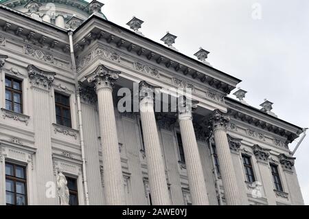 Mosca, Russia - 2 febbraio 2020: Facciata e tetto con un belvedere della casa di Pashkov sullo sfondo del cupo cielo di Mosca. Architettura Foto Stock