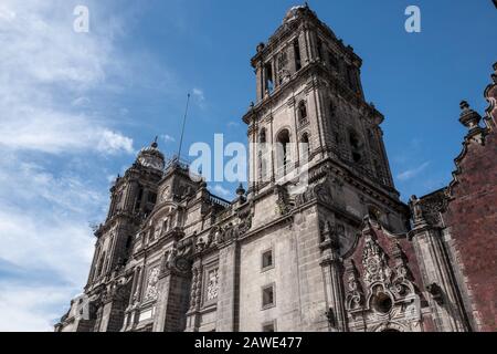 La Cattedrale Metropolitana dell'Assunzione della Vergine Maria in Paradiso nella piazza principale di Zocalo a Città del Messico, Messico Foto Stock