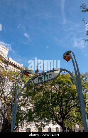 Cartello della stazione della metropolitana in stile parigino vicino al Palacio de Bellas Artes a Città del Messico, Messico Foto Stock