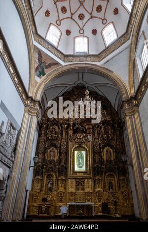 Interno del Convento di San Francisco che mostra subsidenza e collasso che porta ad un'inclinazione e ad una magra molto grande, Madero Street, Città del Messico Foto Stock