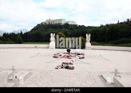 Cassino, Italia - 18 maggio 2011: L'abbazia di Montecassino vista dal cimitero militare polacco di guerra Foto Stock