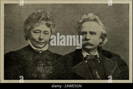 Musica e musicisti moderni : [Enciclopedico] . GRIEG. SU AUTORIZZAZIONE DI ELLIOTT A RFI, LONDRA. EDVARD GRIEG E SUA MOGLIE. Edvard HAGERUP GRIEG DI WILLIAM MASON EDVARD HAGERUP GRIEG, che ha omitsThe middle name nelle sue compilation pubblicate e nella sua corrispondenza privata, è nato a Bergen, Norvegia, 15 giugno 1843. Il suo bisnonno era nativo di Scot-Land che emigrò in Norvegia. Il suo primogenito musicale era di sua madre, donna di grandi realizzazioni, e finemusista e pianista. Iniziò i suoi studi musicalici all'età di sei anni, e c&lt; impose il suo primo pezzo quando aveva nove anni. I Foto Stock