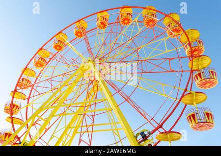 Ruota panoramica su uno sfondo di cielo blu chiaro. Foto Stock