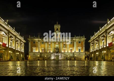 Piazza del Campidoglio, in cima al Campidoglio, con la facciata di Palazzo Senatorio e la replica della statua equestre di M. Aurelio Foto Stock
