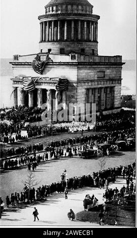 Resoconto della riunione dell'associazione di famiglia Grant alla celebrazione del 100th anniversario della nascita di Ulysses Simpson Grant a Washington, D.C., 27 aprile 1922, e degli esercizi a New York City e Point Pleasant, Ohio . nel richiamare la simpatia del mondo, ed è in particolare la simpatia dei suoi ex antagonisti. Generale Concede oldspirit di magnanimity scoppiò in fiore raro e perfetto, ed è stato givenhim per mostrare al mondo come un grande soldato potrebbe morire; come il Commanderwho potuto con il ritorno di ogni giorno terribile danneggiare il suo esercito stanco byil fianco sinistro in avanti, potrebbe un Foto Stock