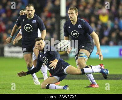 Edimburgo, SCOZIA - 08 FEBBRAIO: Ali Price fa cadere la palla in condizioni scivolose durante la partita del 2020 Guinness Six Nations tra Scozia e Inghilterra a Murrayfield l'8 febbraio 2020 a Edimburgo, Scozia. (Foto di Chris McCluskie/SportPix/MB Media) Foto Stock