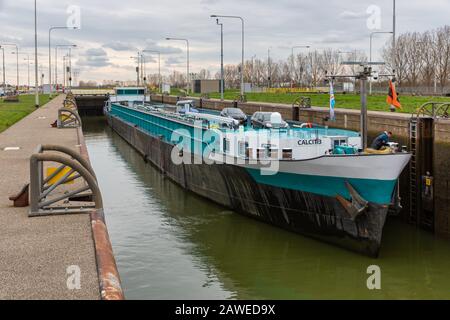 Chiatta nel canale di blocco Julianakanaal vicino olandese fiume Mosa Foto Stock