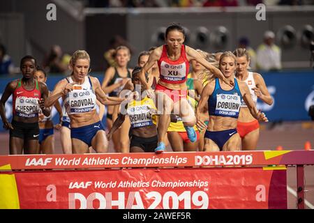 Doha - QATAR - 27 SETTEMBRE: Karoline Bjerkeli Grøvdal (NOR), Shuangshuang Xu (CHN) ed Emma Coburn (USA) in competizione nelle manche della steeplechase femminile del 3000m Foto Stock