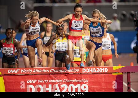 Doha - QATAR - 27 SETTEMBRE: Karoline Bjerkeli Grøvdal (NOR), Shuangshuang Xu (CHN) ed Emma Coburn (USA) in competizione nelle manche della steeplechase femminile del 3000m Foto Stock