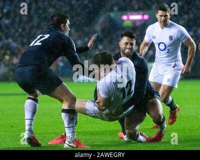 Edimburgo, Regno Unito. 08th Feb, 2020. Rugby Union - Murrayfield Stadium, Edinburgh, Scotland, UK Pic Mostre: Il capitano dell'Inghilterra, Owen Farrell, è fermato in pista dalla Scozia Stand Off, Adam Hastings, mentre la Scozia ospita l'Inghilterra nel 2020 6 Nations Championship al Murrayfield Stadium, Edimburgo il 8th febbraio 2020. ( Credito: Ian Jacobs/Alamy Live News Foto Stock