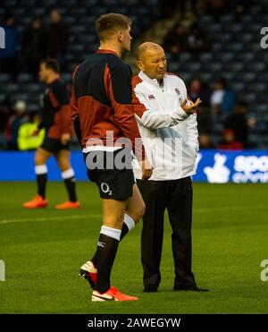 Edimburgo, Regno Unito. 08th Feb, 2020. Rugby Union - Murrayfield Stadium, Edinburgh, Scotland, UK Pic Mostre: England manager, Eddie Jones, give Captain, Owen Farrell, alcune istruzioni dell'ultimo minuto prima del calcio d'inizio, mentre la Scozia ospita l'Inghilterra nel 2020 6 Nations Championship al Murrayfield Stadium, Edimburgo il 8th febbraio 2020. ( Credito: Ian Jacobs/Alamy Live News Foto Stock