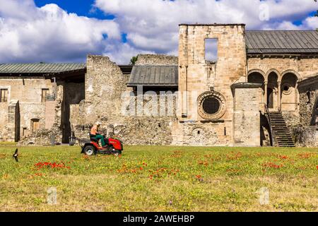 Prato che si trova di fronte a un monastero Foto Stock