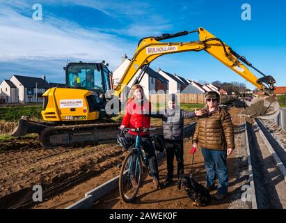 Photocall for Cala Homes costruzione di un percorso centrale per camminare e andare in bicicletta da Gullane a West Fenton, East Lothian, Scozia, Regno Unito Foto Stock